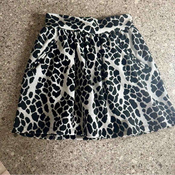 Animal Print Pleated High-Waisted Mini Skirt - Size 1 ⭐🐆 - Picture 5 of 9